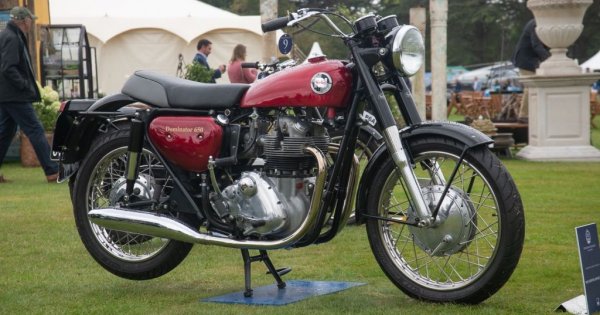 Наградата при уличните мотоциклети е за Norton Unified Twin от 1965, с може би най-редкия двигател в света, произведен в едва две бройки
